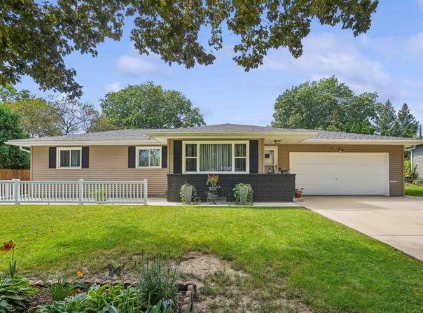 113 Crest Circle, Waterloo, IA 50702
