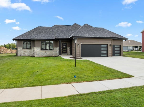 1564 Fairwinds Blvd, Mukwonago, WI 53149