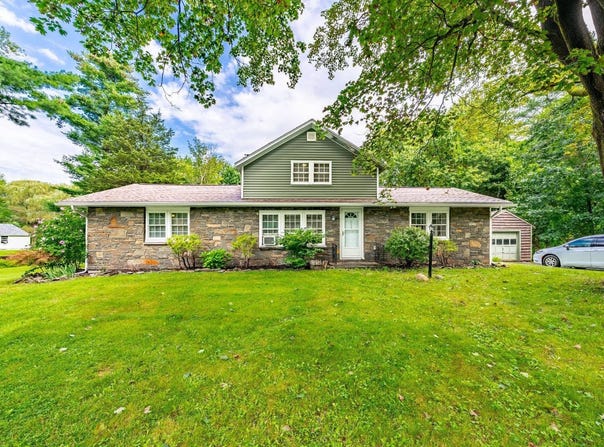 233 Elm Ave E, Selkirk, NY 12158