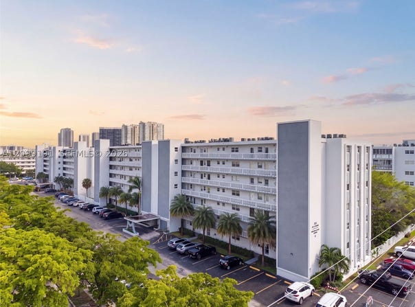 320 NE 12th Ave, Hallandale Beach, FL 33009