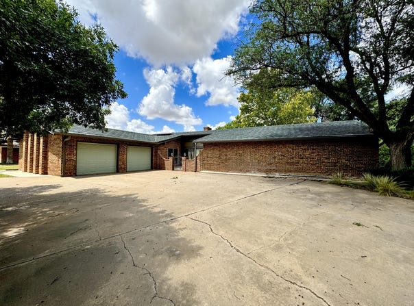 215 Lometa Dr, Plainview, TX 79072