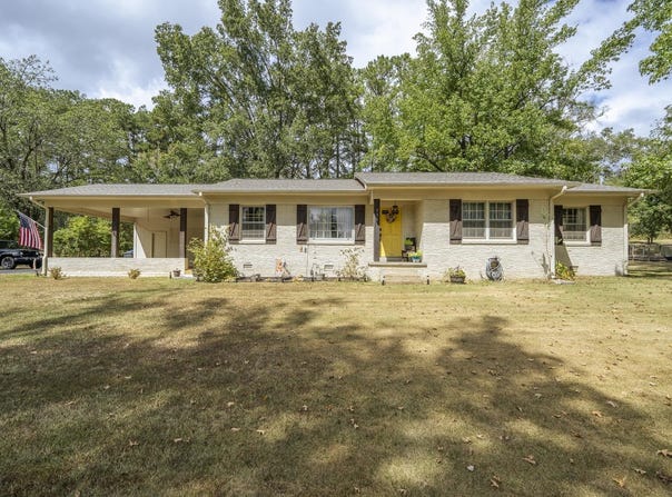 938 E POPLAR Ave, Selmer, TN 38375-1867