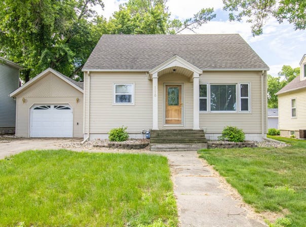1310 4th st, Hull, IA 51239