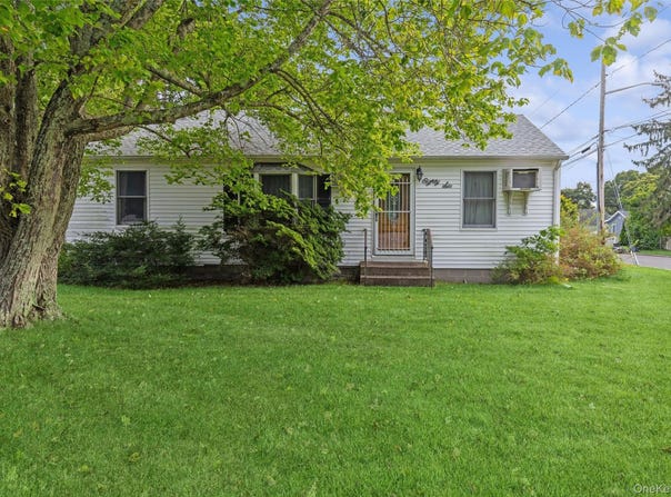 86 Log Road, Patchogue, NY 11772