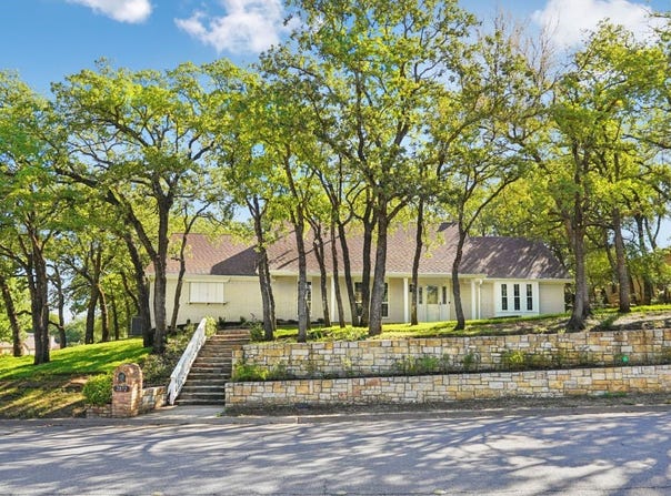 2872 Hurstview Drive, Hurst, TX 76054