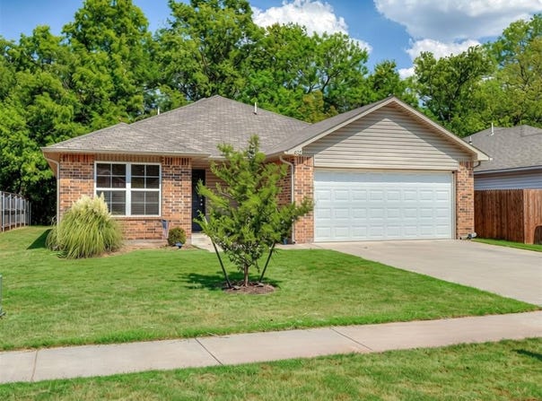 827 Highgarden Circle, Noble, OK 73068