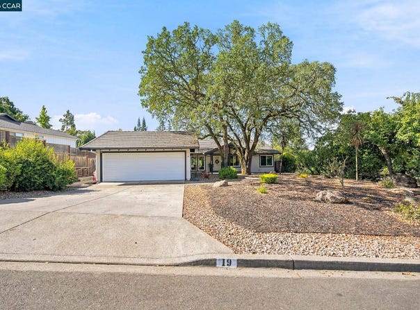 19 Inverness Dr, Napa, CA 94558