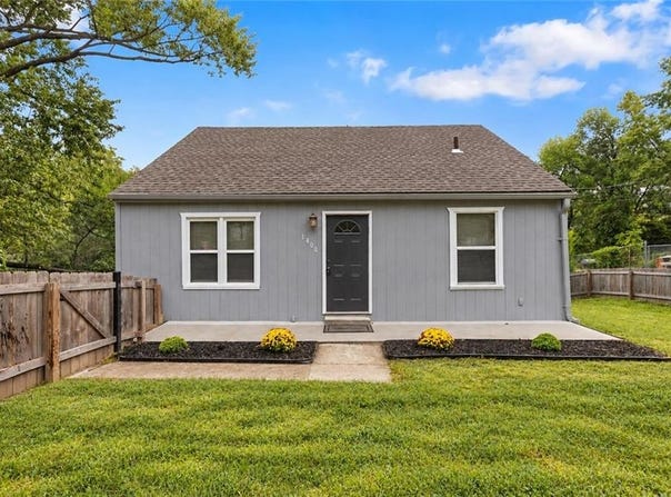 1400 E Hayward Avenue, Independence, MO 64050