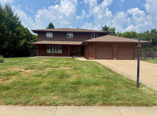 27 Maple Ridge Dr, Morton, IL 61550