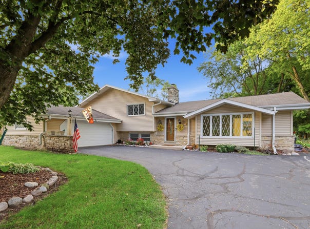 16200 Tomahawk Trl, Brookfield, WI 53005