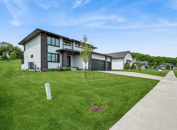 10324 Hidden Valley Drive, Johnston, IA 50131