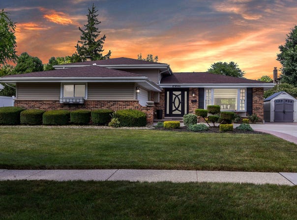 17W544 Sutton Place, Darien, IL 60561
