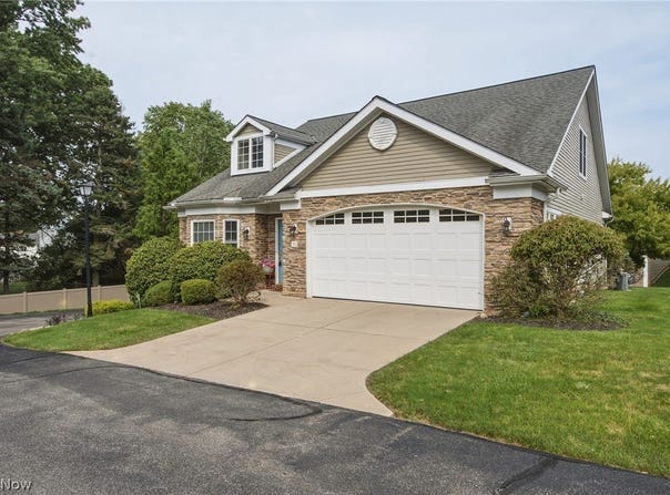 21 Bristol Lane, Rocky River, OH 44116