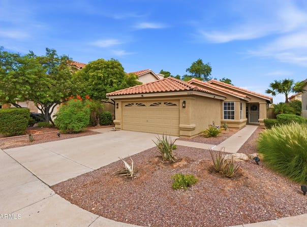 3220 E SIERRA Street, Phoenix, AZ 85028