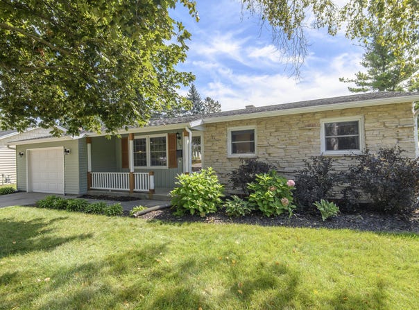 807 Meadowbrook Dr, West Bend, WI 53090