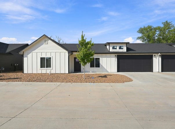 472 E Harper St, Valley Center, KS 67147-8948