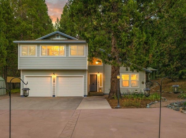 704 S Washington Dr, Mount Shasta, CA 96067