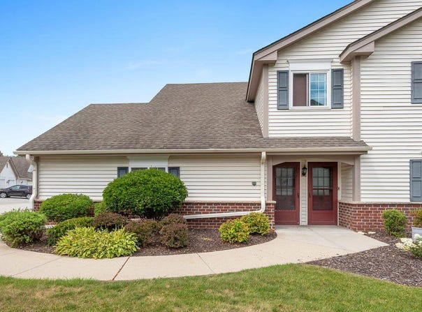 542 Pewaukee Rd, Pewaukee, WI 53072