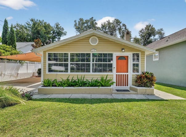 418 E 10TH Avenue, MOUNT DORA, FL 32757