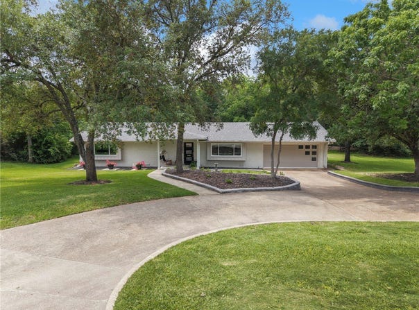 303 Brookside Drive E, Bryan, TX 77801