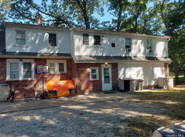 10 Sally Lane, Ridge, NY 11961
