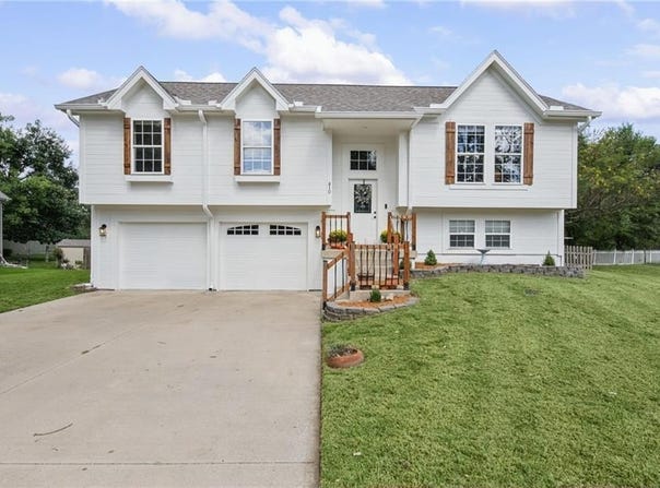 810 S Morgan Drive, Peculiar, MO 64078