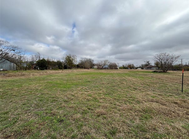1302 Frink St, Taylor, TX 76574