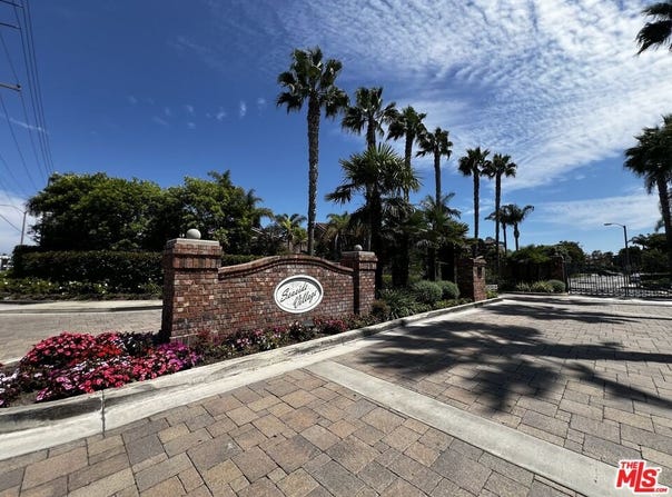 7825 Seaglen Dr, Huntington Beach, CA 92648