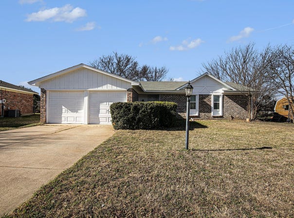 125 Roundtree Drive, Crowley, TX 76036