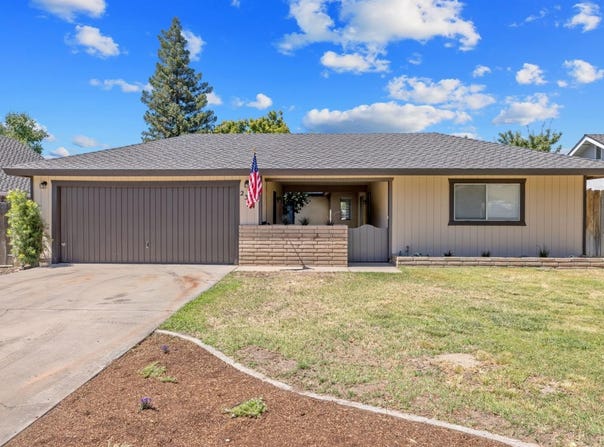 2324 E Harvard Court, Visalia, CA 93292