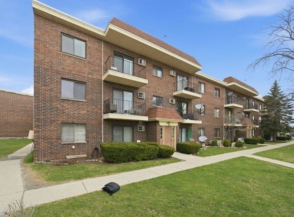 940 N Rohlwing Road, Addison, IL 60101