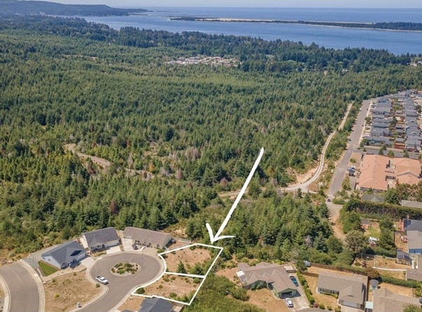2 Nautical Ct, CoosBay, OR 97420