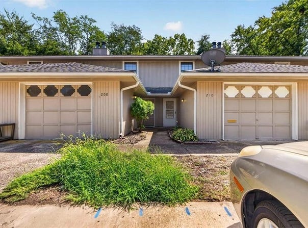 210 NW Nottingham Drive, Blue Springs, MO 64014