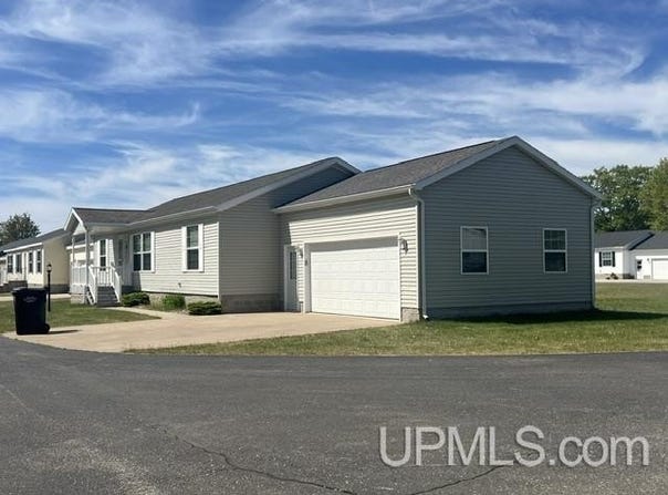 57 Kenneally Boulevard, Gladstone, MI 49837