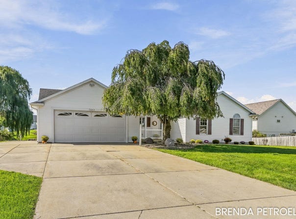 7043 Maplelawn Drive, Hudsonville, MI 49426
