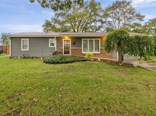 205 S Westview Road, McLouth, KS 66054
