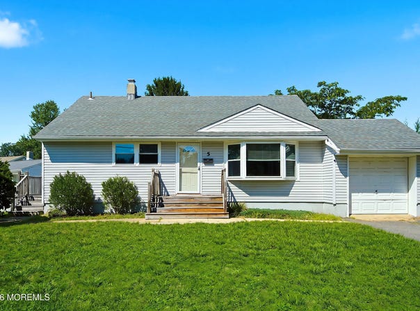 5 Peach Drive, Hazlet, NJ 07730