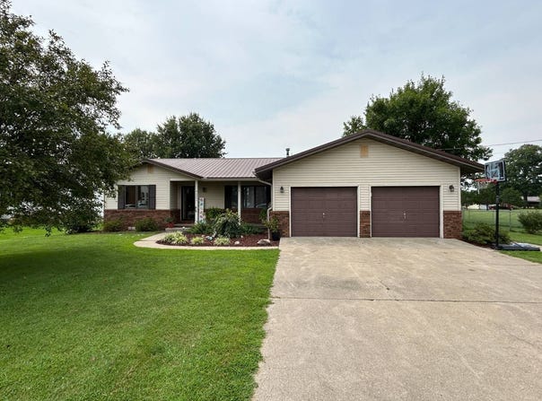 600 E 12th Street, Flora, IL 62839