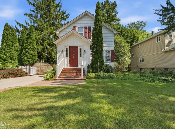 211 S Tenth St, Saint Clair, MI 48079