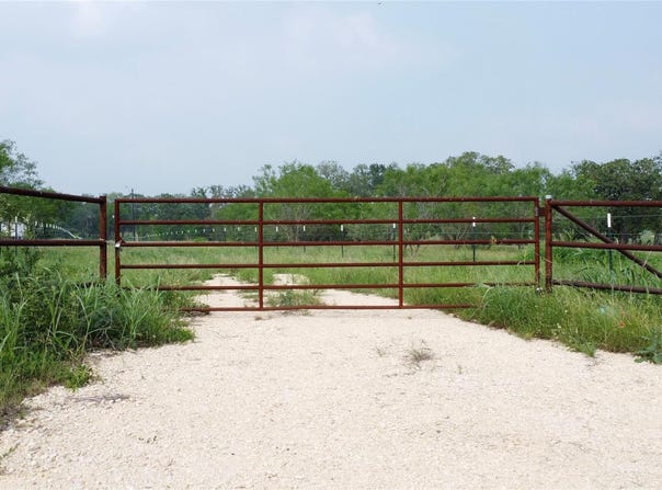 4177 Old Colony Line Rd, Lockhart, TX 78644