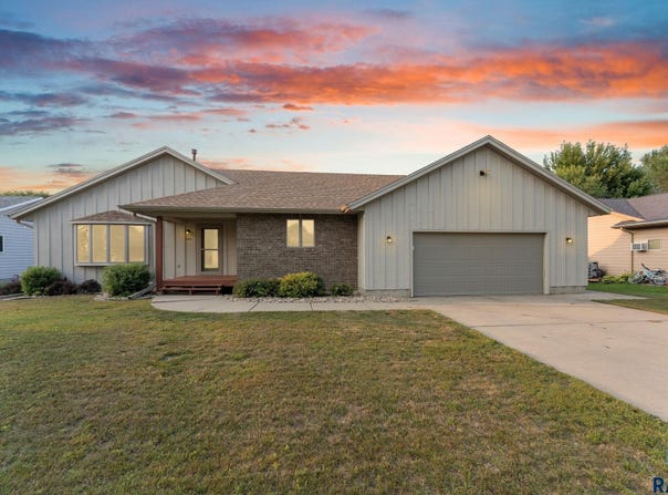 104 E 9th St, Crooks, SD 57020