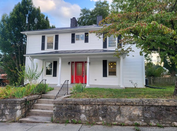 1202 W Beverley St, Staunton, VA 24401