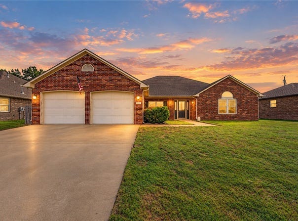 644 White Oak Street, Gentry, AR 72734