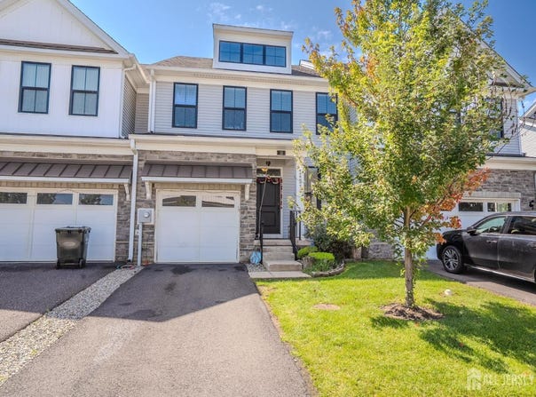 15 Clover Lane, Monroe, NJ 08831