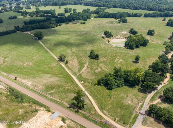 1000 Woolfolk Road, Senatobia, MS 38668