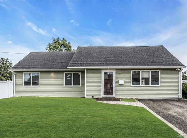 17 Blanche Street, Plainview, NY 11803