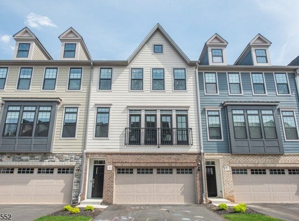 15 Cinnamon Dr, Upper Saddle River Boro, NJ 07458-1856