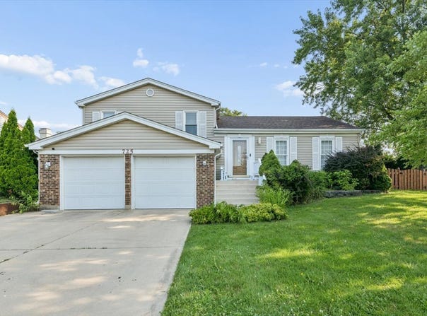725 Buffalo Circle, Carol Stream, IL 60188