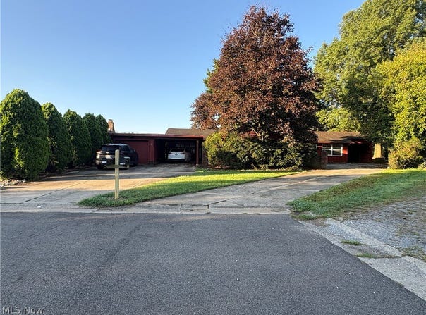 9708 Kennett Square NE, Bolivar, OH 44612