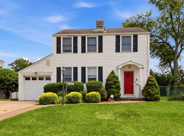 118 Magnolia, Westbury, NY 11590